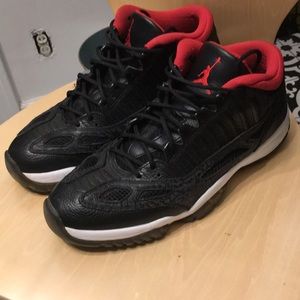 Jordan 11 Retro Low IE Black Varsity Red Bred